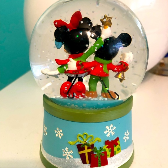 Mickey and Minnie Christmas snow globe - Picture 2 of 3
